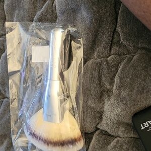 It Cosmetics highlighter brush